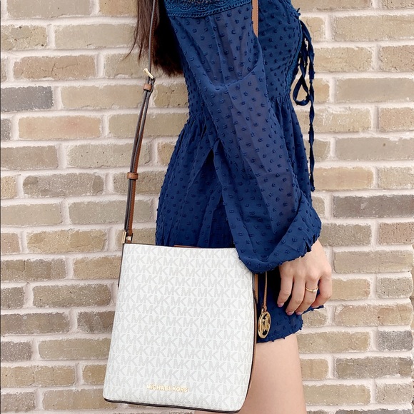 ‼️SALE‼️ 👜💕- Michael Kors Bucket Crossbody - Picture 4 of 6